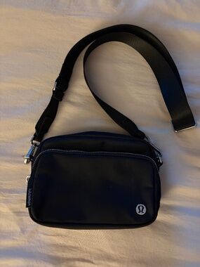 Lululemon Everywhere Crossbody Bag black